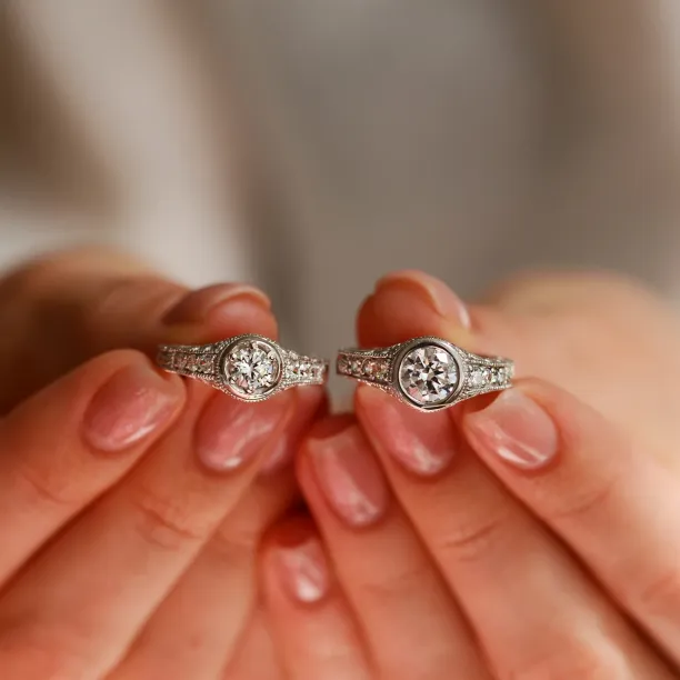 Dva vintage prsteny SOLA s moissanitem a diamanty držené mezi prsty