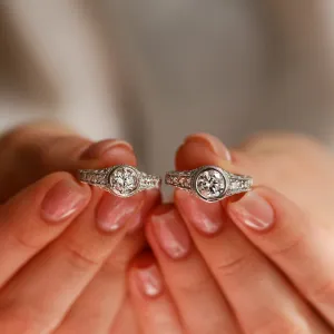 Dva vintage prsteny SOLA s moissanitem a diamanty držené mezi prsty