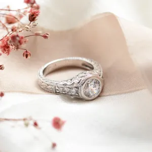 Šikmý pohled na vintage prsten SOLA s moissanitem a diamanty