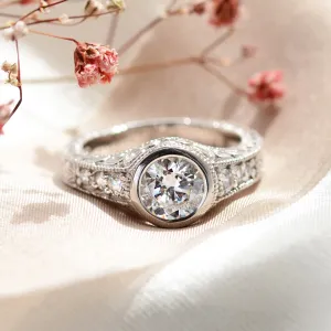 Detail vintage prstenu SOLA s moissanitem a diamanty