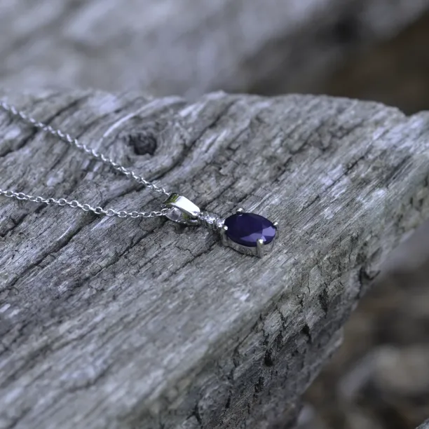 Detailní šikmý pohled na safírový přívěsek KELI s diamanty