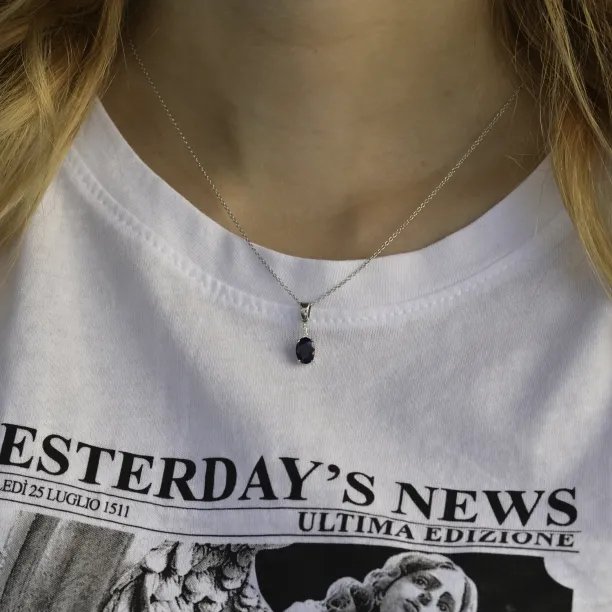 Safírový přívěsek KELI s diamanty nošený na krku