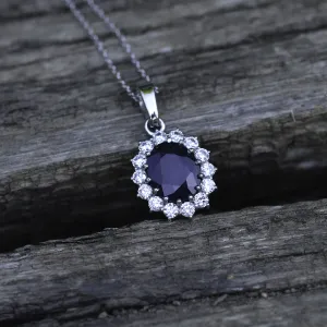 Zlatý přívěsek JUFILI se safírem obklopeným diamanty