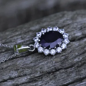 Detail zlatého přívěsku JUFILI se safírem a diamantovým lemem