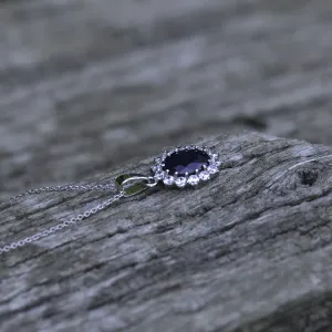 Šikmý pohled na zlatý přívěsek JUFILI se safírem a diamanty na řetízku