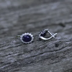Šikmý pohled na zlaté náušnice JUFINI se safírem a diamanty s detailem zapínání