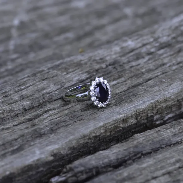 Golden ring with JUFI diamonds and a sapphire Image