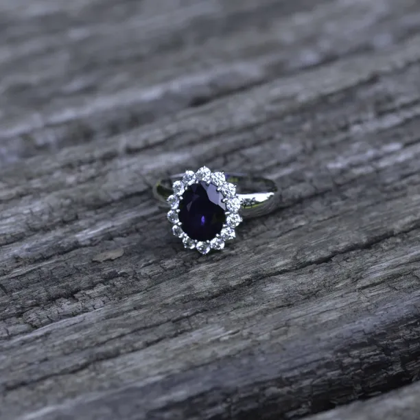 Golden ring with JUFI diamonds and a sapphire Image