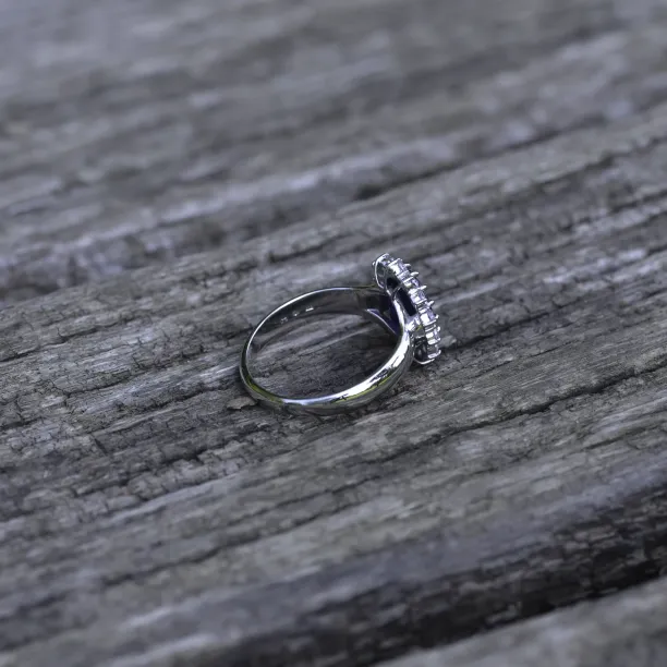 Golden ring with JUFI diamonds and a sapphire Image