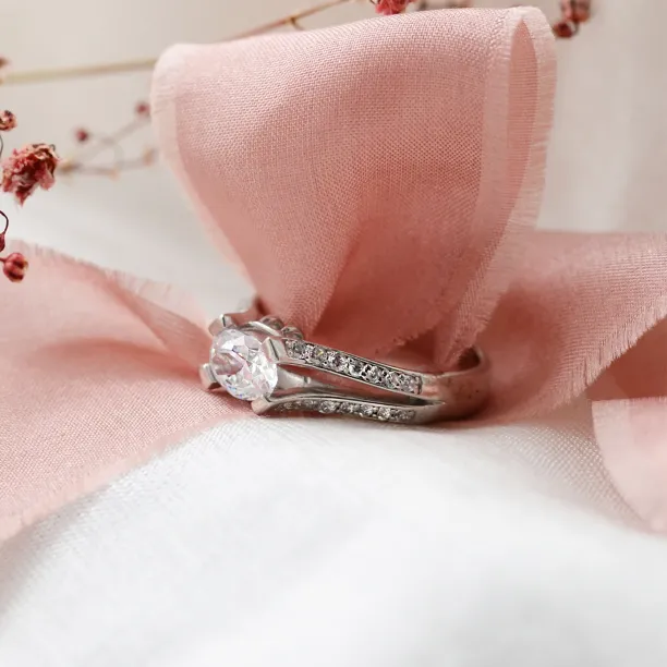 Šikmý pohled na zásnubní prsten FITA s moissanitem a diamanty