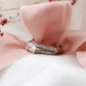 Šikmý pohled na zásnubní prsten FITA s moissanitem a diamanty