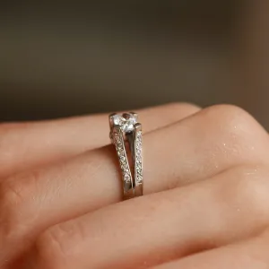 Detail zásnubního prstenu FITA s moissanitem na ruce