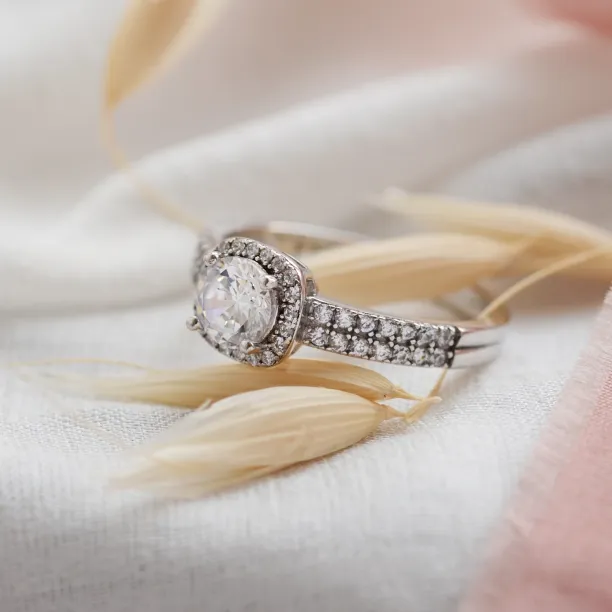 Zásnubní zlatý prsten s diamanty a moissanitem KATI Image