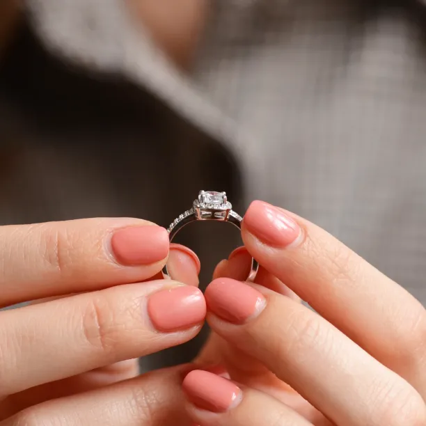 Zásnubní zlatý prsten s diamanty a moissanitem KATI Image