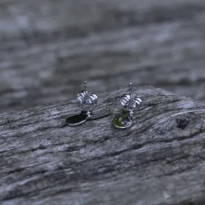 Zadní strana stříbrných diamantových náušnic ve tvaru ananasu se zapínáním