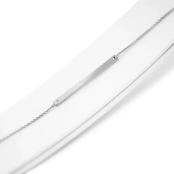 Šikmý detail stříbrného náhrdelníku OSA SILVER s obdélníkovým přívěskem