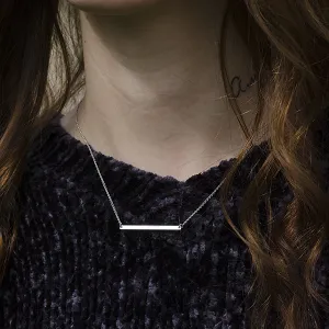 Minimalistický stříbrný náhrdelník OSA SILVER s gravírovanou tyčinkou nošený na krku