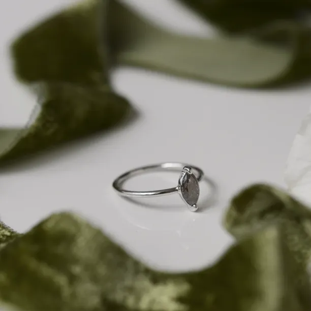 Šikmý pohled na zlatý prsten UNQE s diamantem