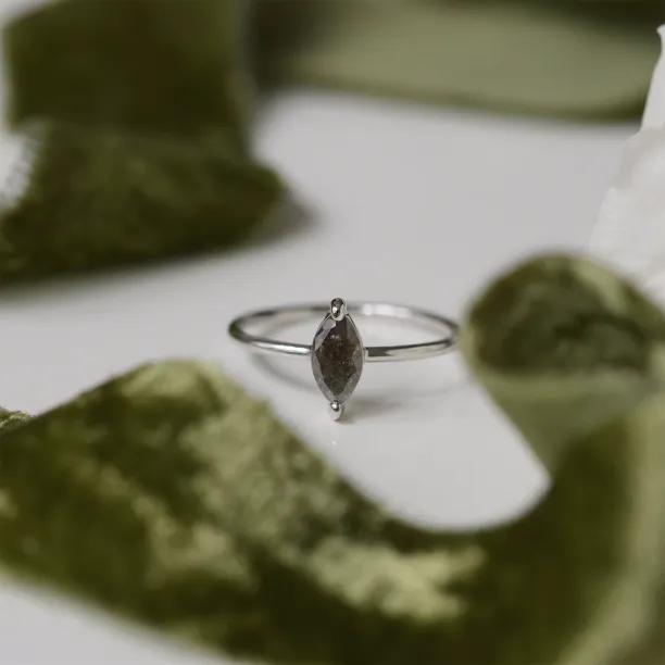 Detail diamantu na zlatém prstenu UNQE