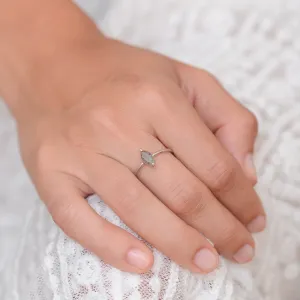 Zlatý prsten UNQE s diamantem na ruce
