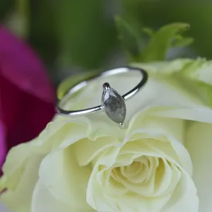 Detailní šikmý pohled na zlatý prsten UNQE s diamantem