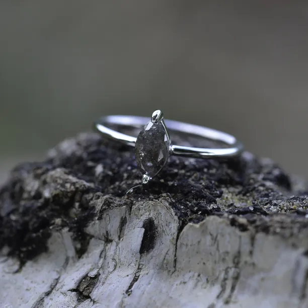 Detail osazení diamantu na zlatém prstenu UNQE