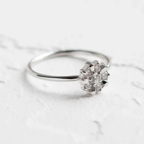 Zlatý prsten ve tvaru květiny s diamanty GRAC Image
