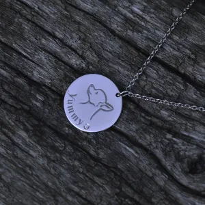 Detail zlatého přívěsku YUM s diamantem, rytinou psa a jménem