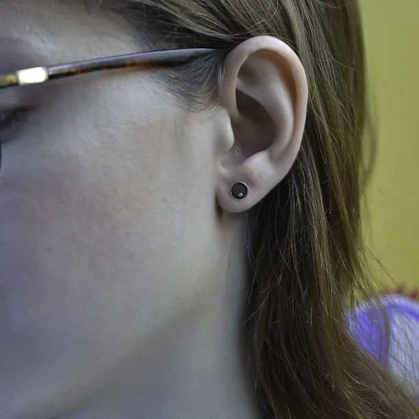 Minimalistické zlaté puzetové náušnice s diamantem pro každý den VIOLY Image