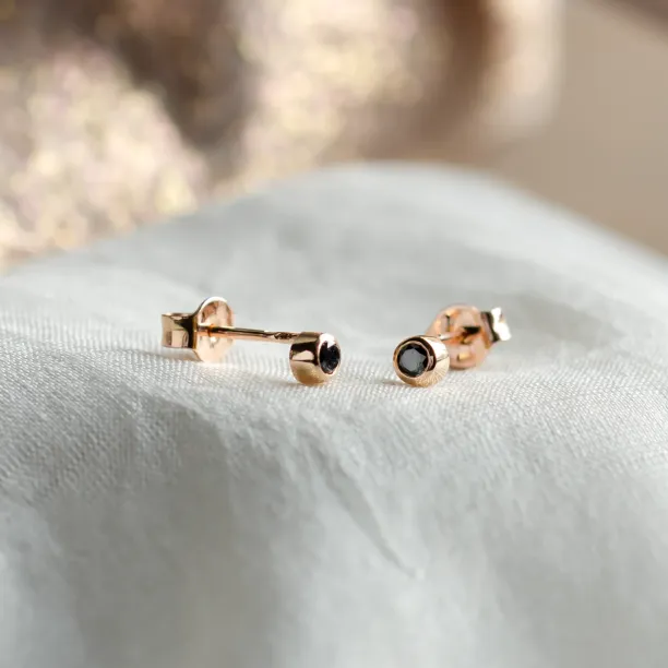 Zlaté minimalistické puzetové náušnice s černými diamanty ANY Image