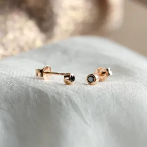 Zlaté minimalistické puzetové náušnice s černými diamanty ANY Thumbnail