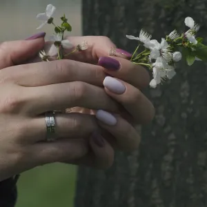 Snubní prsten LAVINA z bílého zlata nošený na ruce