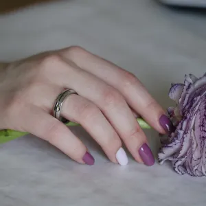 Snubní prsten z kombinovaného zlata na ruce s detailem obroučky