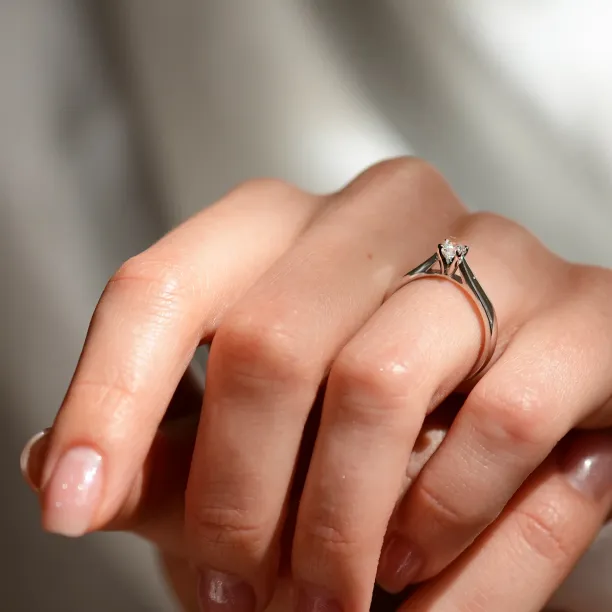 Zásnubní zlatý prsten s diamantem 0.25ct  LOVIN Image