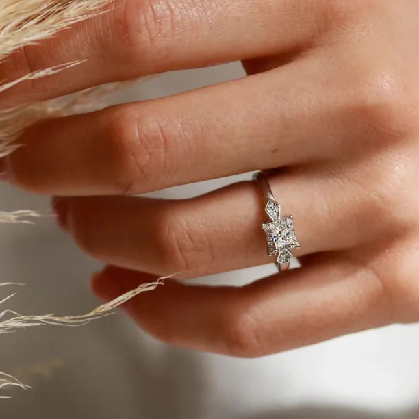 NOEL gold engagement ring with princess diamond Image