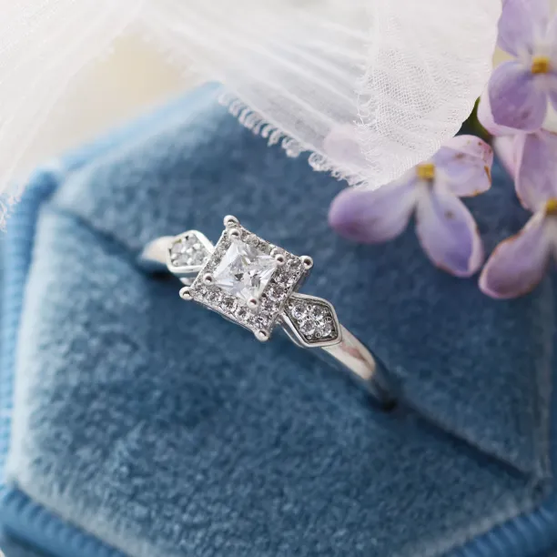 NOEL gold engagement ring with princess diamond Image