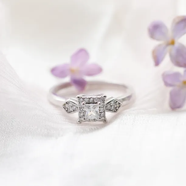NOEL gold engagement ring with princess diamond Image