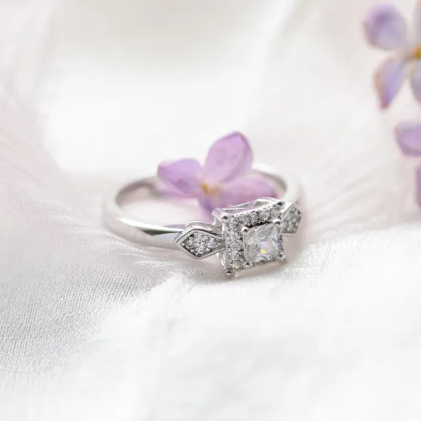 NOEL gold engagement ring with princess diamond Image
