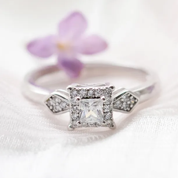 NOEL gold engagement ring with princess diamond Image