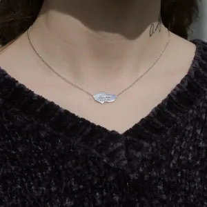 Zlatý přívěsek s diamantem a nápisem o Praze na krku