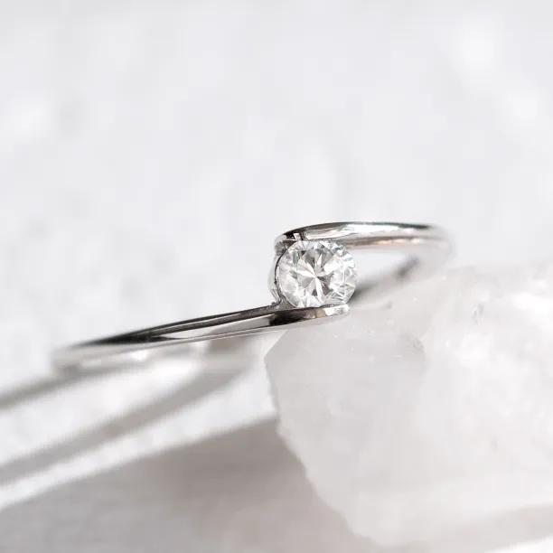 Original engagement ring with diamond HELSE Image