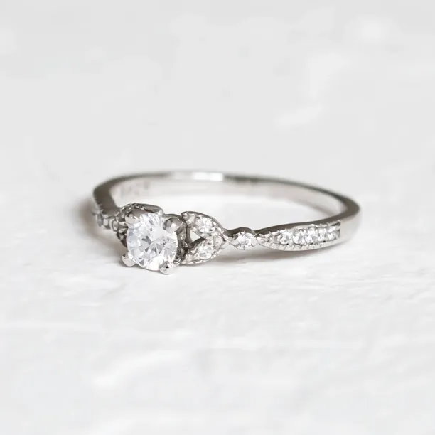 Zásnubní zlatý prsten s diamanty KREKE Image