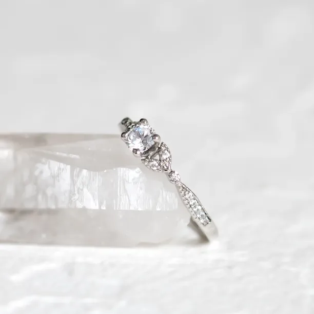 Zásnubní zlatý prsten s diamanty KREKE Image