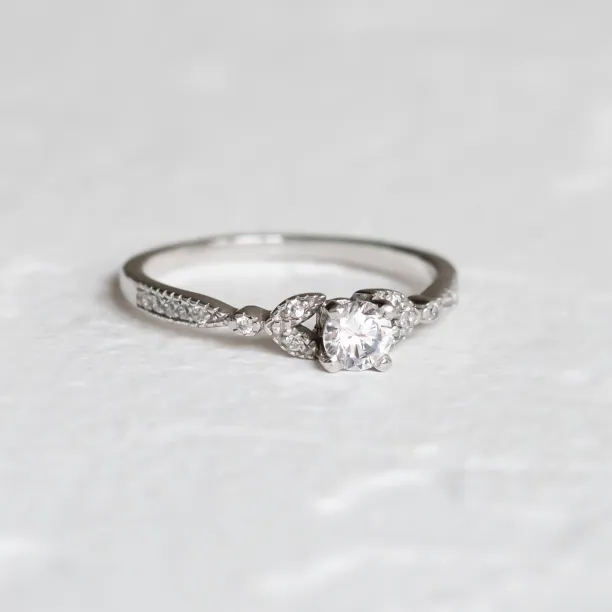 Zásnubní zlatý prsten s diamanty KREKE Image
