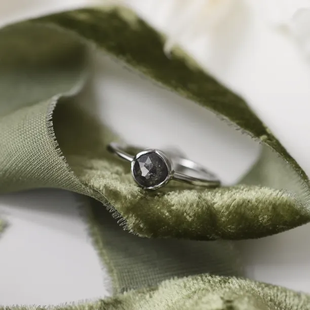 Gold natural diamond 0.65Ct ring KLIO Image