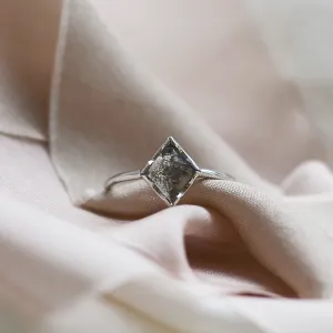 Gold diamond ring in an authentic cut ERICA