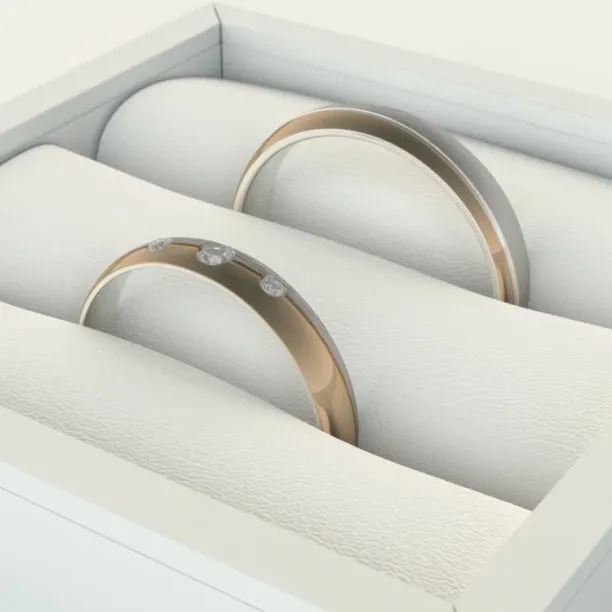 Detail snubních prstenů BRONS ve zlaté kombinaci s diamanty