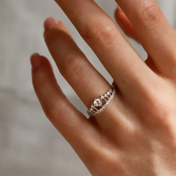 Zásnubní prsten s diamanty ve tvaru korunky HEBO na ruce