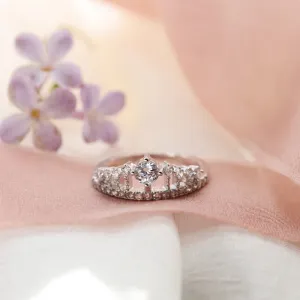 Zlatý zásnubní prsten s diamanty ve tvaru korunky v širším záběru