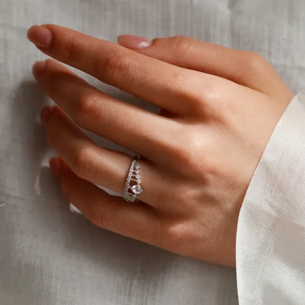 Zásnubní prsten s diamanty HEBO na ruce v šikmém pohledu